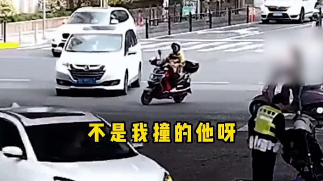 女子闖紅燈被撞指責對方開太快，交警：闖紅燈全責+罰款50元！