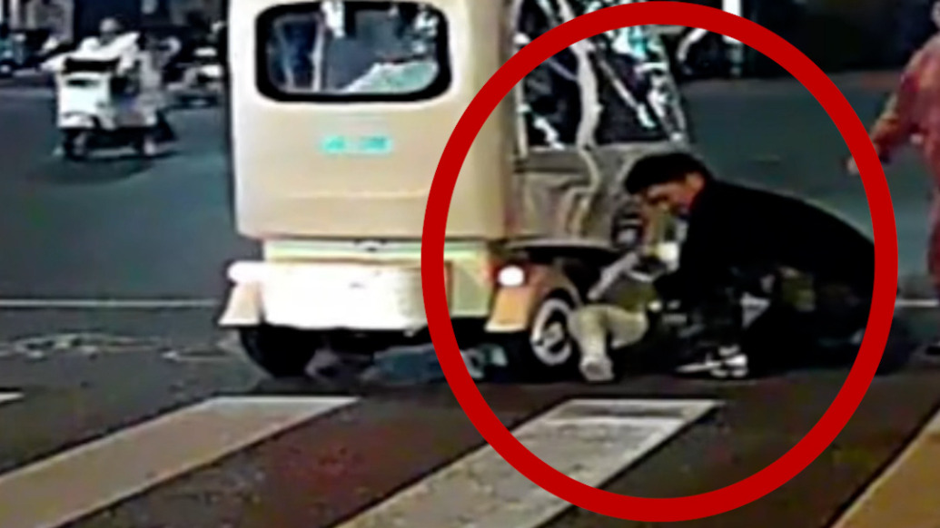 孩子從三輪車上墜落腿被壓，后車男子果斷停車救人