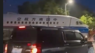 武漢街頭出現(xiàn)一架大飛機，交通運輸局：系老舊飛機被拆解轉(zhuǎn)運