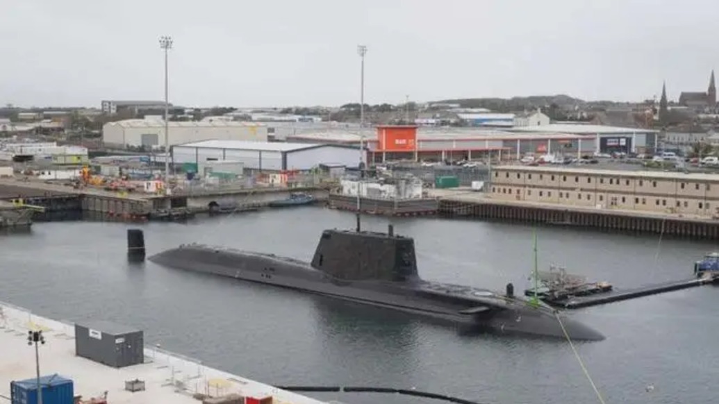 英軍最新機(jī)敏級核潛艇完成交付前“關(guān)鍵測試”：罕見在船廠內(nèi)下潛上浮