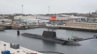 英軍最新機(jī)敏級(jí)核潛艇完成交付前“關(guān)鍵測(cè)試”：罕見(jiàn)在船廠內(nèi)下潛上浮
