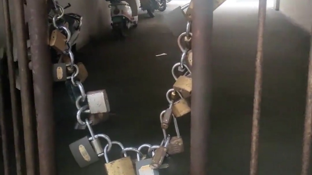 小區防車位被搶大門掛29把鎖，居民進出各開各的鎖