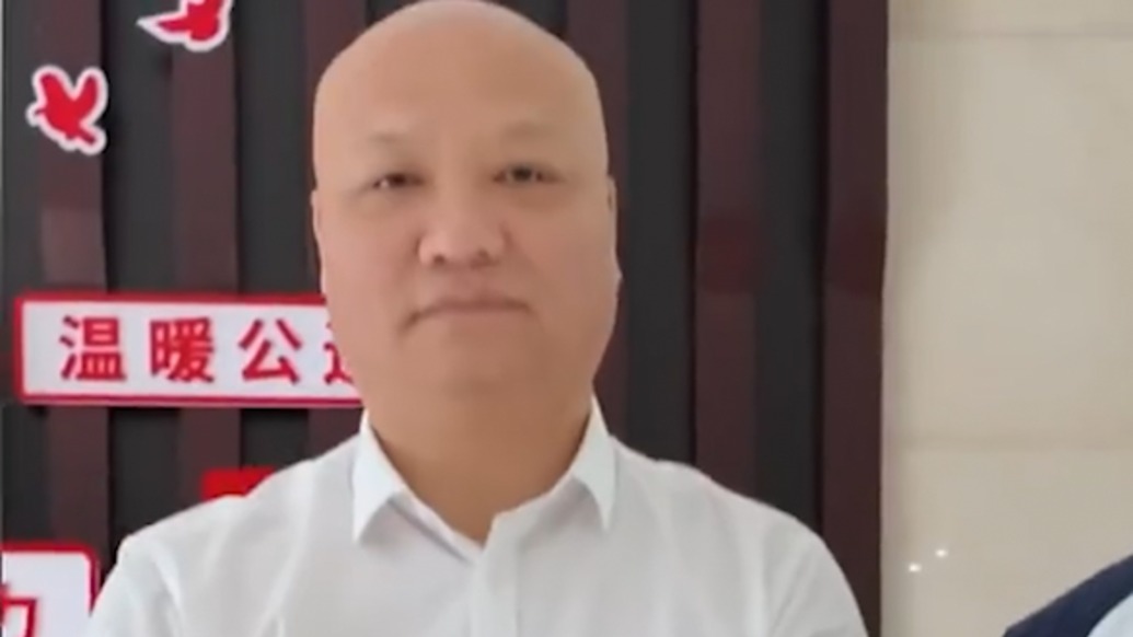 “不能看着孩子受伤害”，司机鸣笛学生小声嘀咕竟遭掌掴，过路大哥护住孩子阻止施暴