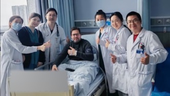 神秘園樂隊(duì)成員突發(fā)心梗獲救，隊(duì)員在演出現(xiàn)場含淚致謝成都醫(yī)療團(tuán)隊(duì)