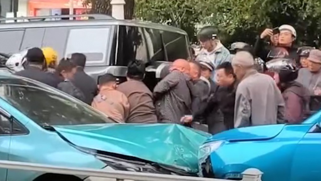 善良和团结再次具象化,车祸中一骑行人员遭碾压,路人从四面八方赶来抬车救人