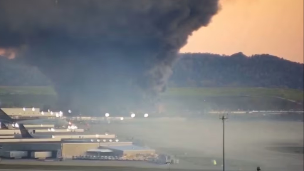 美國(guó)貨機(jī)墜毀已致12人死：起飛時(shí)引擎脫落，左翼起火