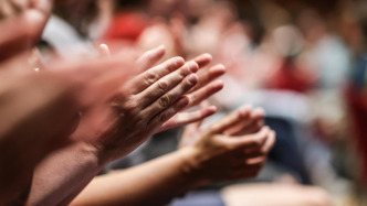 新闻联播主播严於信等人被授予首届“全国十佳新闻工作者”称号