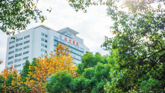 從小夜盲、25歲時(shí)視力僅0.05，一場(chǎng)先行先試的手術(shù)為他點(diǎn)亮光明