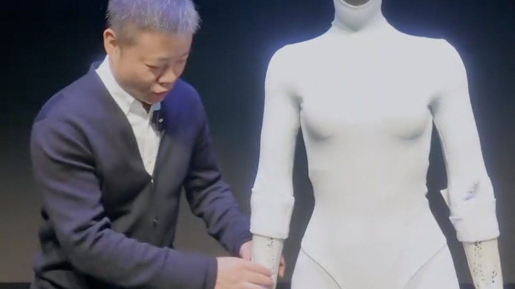 小鵬人形機(jī)器人里藏真人？何小鵬解開(kāi)機(jī)器人衣服回應(yīng)質(zhì)疑