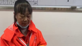 撿到萬元現(xiàn)金與手機等物品，環(huán)衛(wèi)工上交警務(wù)室婉拒酬金