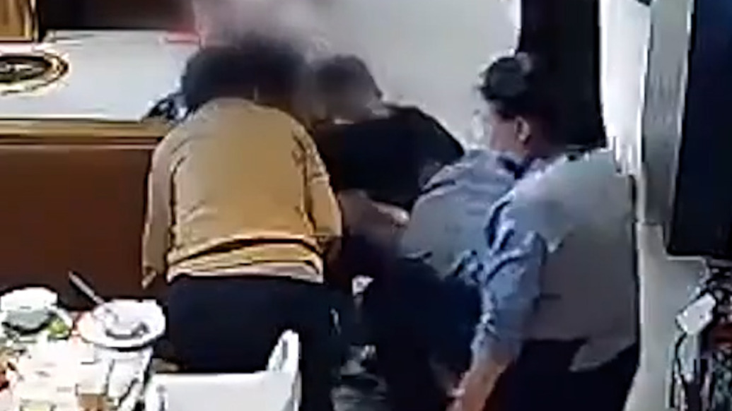 幼兒吃糖卡喉,兼職大學(xué)生30秒救回