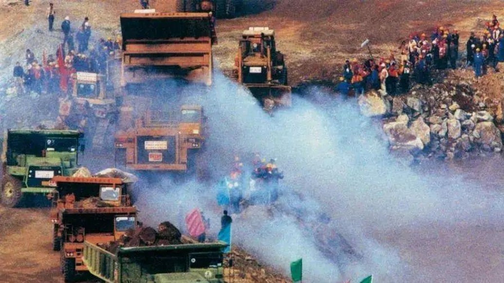 歷史上的今天丨1997年11月8日，三峽工程大江截流圓滿成功