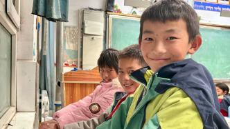 從“運(yùn)煤御寒”到“追光供暖”，青海玉樹一高原小學(xué)有了“溫暖教室”