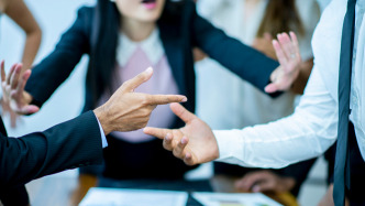 基金經(jīng)理辦公室“互毆”？鵬華基金閆思倩、王子建回應：惡意誹謗，嚴重與事實不符