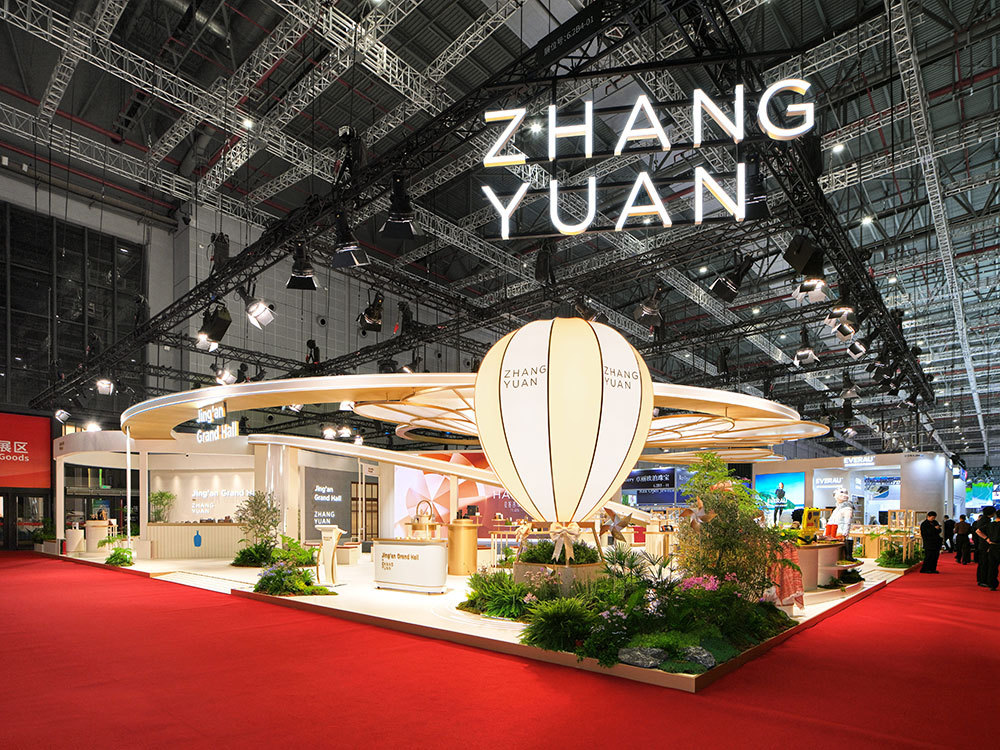 又一全球奢侈品巨头CEO到访上海，“进博之机”如何在场馆内外流动？