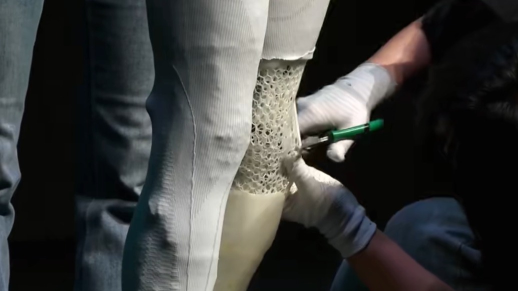 现场剪开人形机器人腿部！何小鹏：希望这是最后一次，机器人证明它是它自己