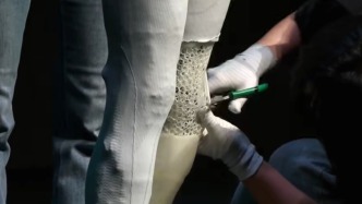 現(xiàn)場剪開人形機器人腿部！何小鵬：希望這是最后一次，機器人證明它是它自己