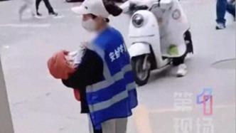 云南弥勒一家长怀抱婴儿值守护学岗，为何引发争议
