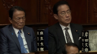 高市早苗接受質詢，日本前首相們打盹