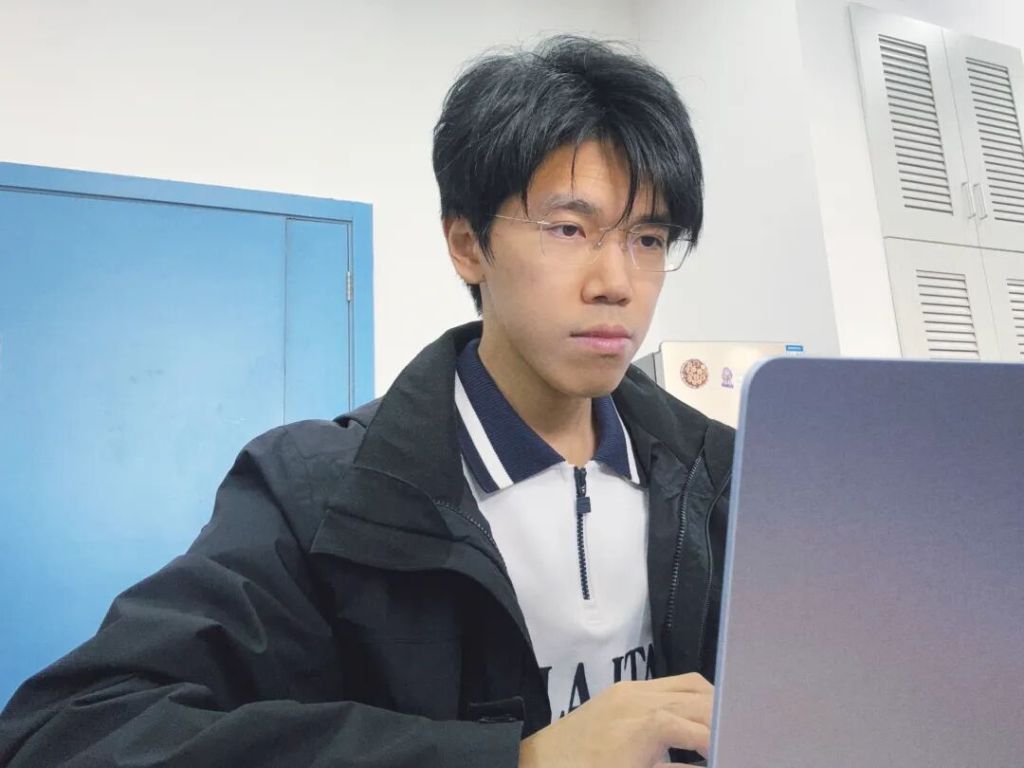 “谢谢你救了我的老命”，老人落水获救后策划了一场不打扰的致谢