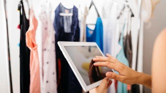 巨型吊牌能否整治“穿完就退”？網(wǎng)購(gòu)?fù)素泚y象倒逼商家出奇招