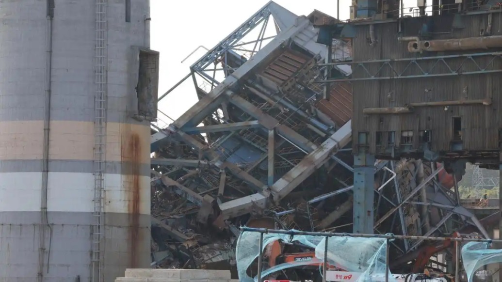 韓國一發(fā)電廠內(nèi)60米高的塔式鍋爐坍塌 ，多人被埋