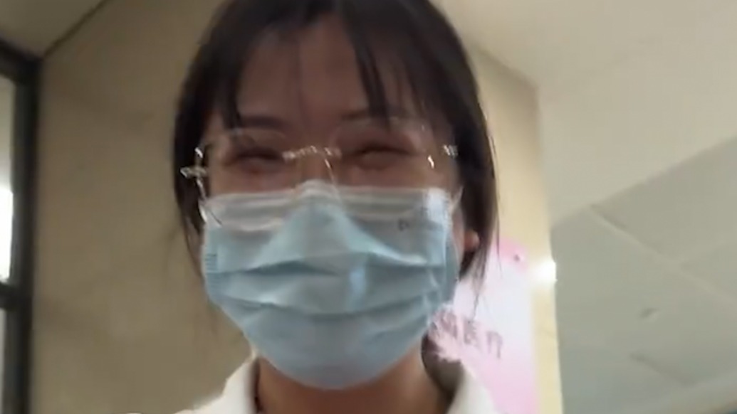 “这不是工作，是我的人生”，护士称呼患者为“宝宝”，用热情帮患者缓解病痛