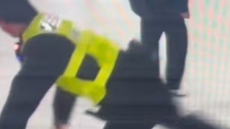 突然就飛過去了？女子在扶梯上摔倒，民警“飛躍”護欄救援