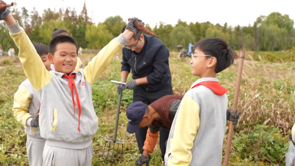 把课堂搬进田野，孩子们和劳模工匠、AI一起劳动