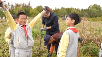 把課堂搬進(jìn)田野，孩子們和勞模工匠、AI一起勞動(dòng)