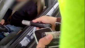 低頭駕車不看路？司機(jī)將手機(jī)放在腿上“打麻將”被查