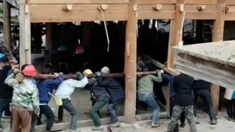 貴州榕江現(xiàn)“硬核搬家”，全村兩百多人扛兩層木屋挪動(dòng)二三十米