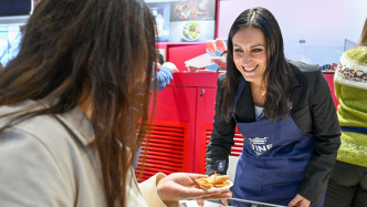 進博直擊｜挪威棕色奶酪獲準(zhǔn)出口中國，國務(wù)秘書現(xiàn)場“練攤”