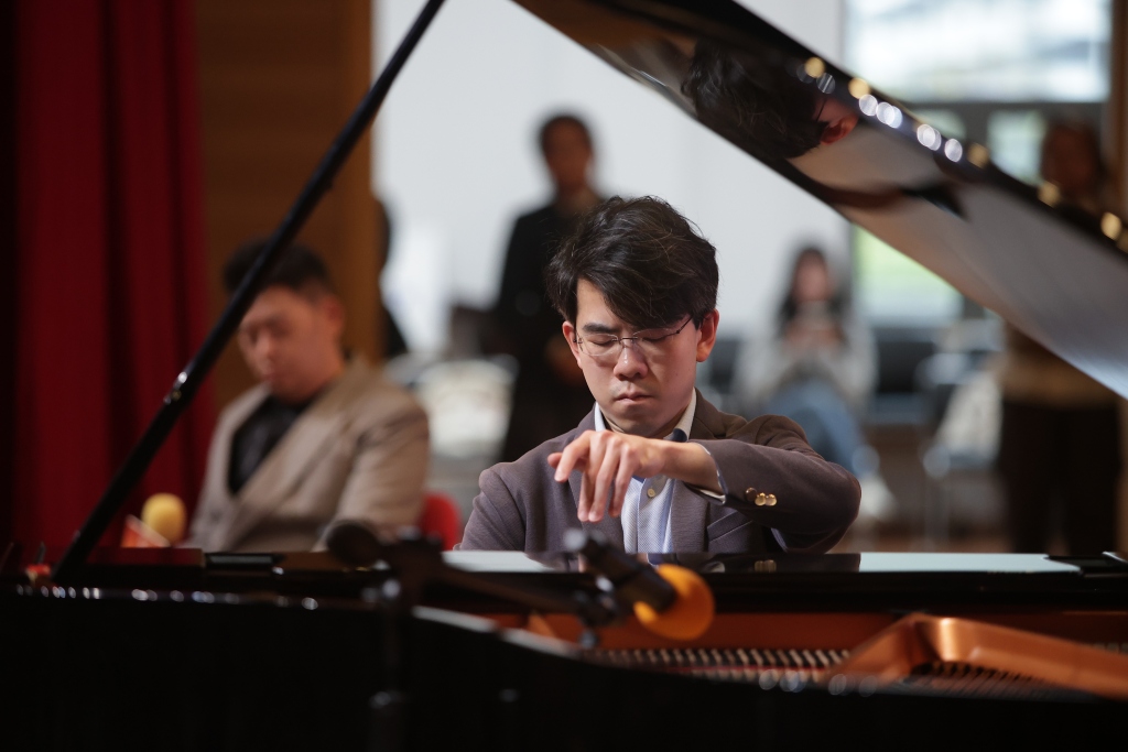 在南洋模范中学，沈靖韬向中学生分享黑白琴键上的“无界人生”