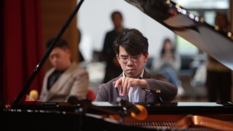 在南洋模范中学，沈靖韬向中学生分享黑白琴键上的“无界人生”