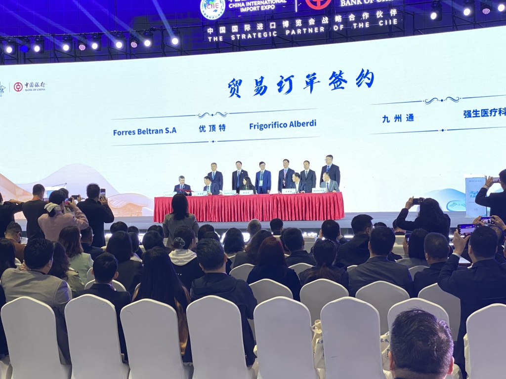 上海金山进博会签约成果丰硕，现场推介低空经济特色园区