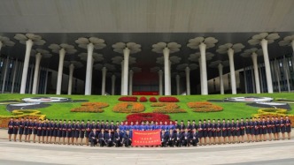 進博直擊丨東航“凌燕”連續(xù)8年護航進博：10名“00后”男乘務(wù)員首次加入