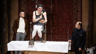 當(dāng)理查三世在臺上“吃播”，邵賓納的魔法被觀眾識破了