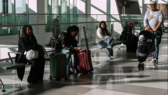 美國紐約地區(qū)三大機場均因人手短缺出現(xiàn)航班延誤