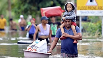 菲律賓遭超強(qiáng)臺(tái)風(fēng)“鳳凰”襲擊，吊橋被狂風(fēng)吹到上下翻飛