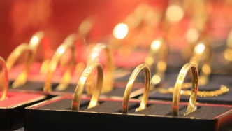 前三季中国黄金消费量下降近8%：首饰跌32%，金条、金币涨24%