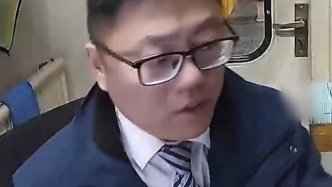 “沒事，我來”，司機(jī)下高速時(shí)手機(jī)沒電無法付費(fèi)，工作人員主動(dòng)幫忙墊付