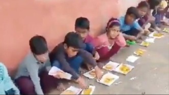 印度一學(xué)校用舊報紙給學(xué)生盛飯，校方稱為了“避免刷碗”