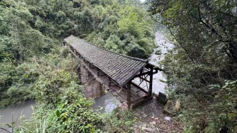 重慶孝子河一峽谷段水體呈灰黑色，當地通報：正排查源頭