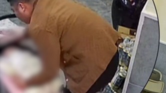 孩子頭朝下從嬰兒車中墜落，顧客飛身接住婉拒老板免單