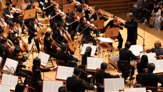 悲劇中的“幽默”，苦難中的“暖光”