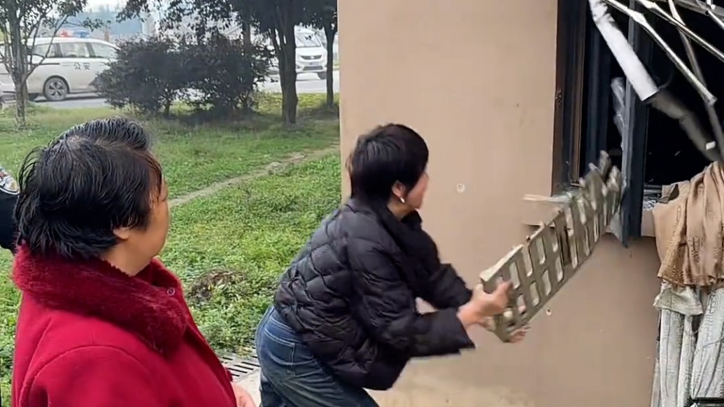 那一刻，她渾身是勁！探親女子與鄰居輪番猛砸窗，救出被困火場女孩