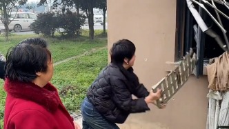 那一刻，她渾身是勁！探親女子與鄰居輪番猛砸窗，救出被困火場女孩