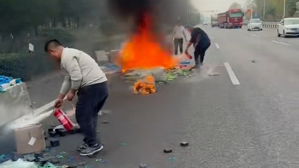 都是救人!路遇货车着火,救护车四人组分工明确扑救