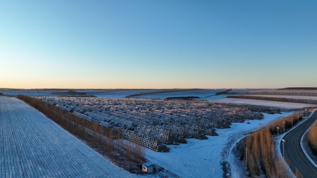 航拍北大荒白雪原野中數(shù)十萬(wàn)秸稈包,將運(yùn)往供熱企業(yè)作為燃料